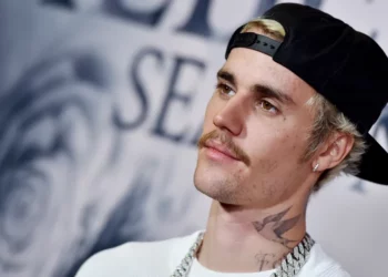Justin Bieber shqetëson fansat, publikon foto duke u përlotur