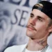 Justin Bieber shqetëson fansat, publikon foto duke u përlotur