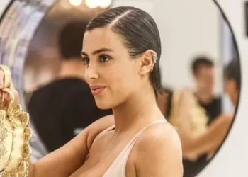 Bianca Censori futet në Disneyland pa këpucë, vërshojnë reagimet në rrjet