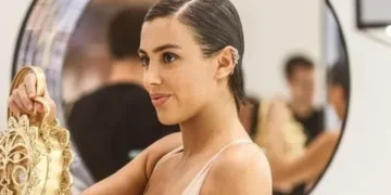 Bianca Censori futet në Disneyland pa këpucë, vërshojnë reagimet në rrjet