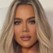 Khloe Kardashian i bashkohet trendit të fundit të flokëve dhe duket një yll