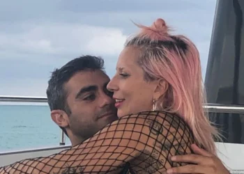 Lady Gaga drejt altarit? Unaza me diamantin “gjigand” bën xhiron e rrjetit