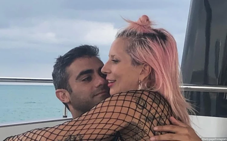 Lady Gaga drejt altarit? Unaza me diamantin “gjigand” bën xhiron e rrjetit