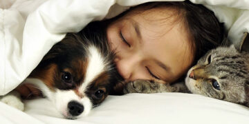 A është e shëndetshme që fëmijët të flenë me kafshët shtëpiake?