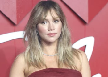 E mbajti të fshehtë, Suki Waterhouse zbulon gjininë e bebit