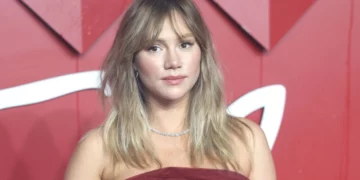 E mbajti të fshehtë, Suki Waterhouse zbulon gjininë e bebit