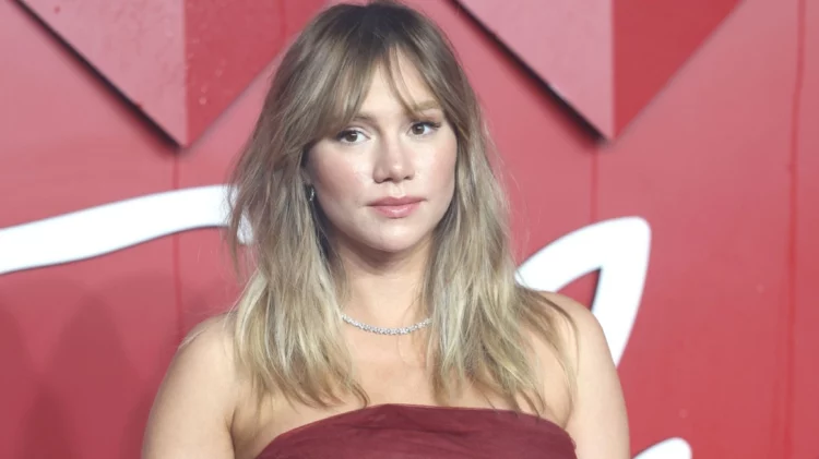 E mbajti të fshehtë, Suki Waterhouse zbulon gjininë e bebit