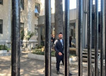 “Hyri i buzëqeshur”/ Arrazi lihet në burg, shpërthen në lot para togave të zeza