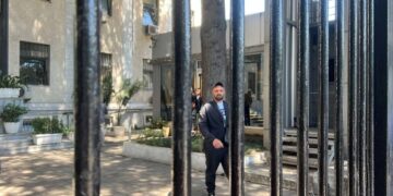 “Hyri i buzëqeshur”/ Arrazi lihet në burg, shpërthen në lot para togave të zeza