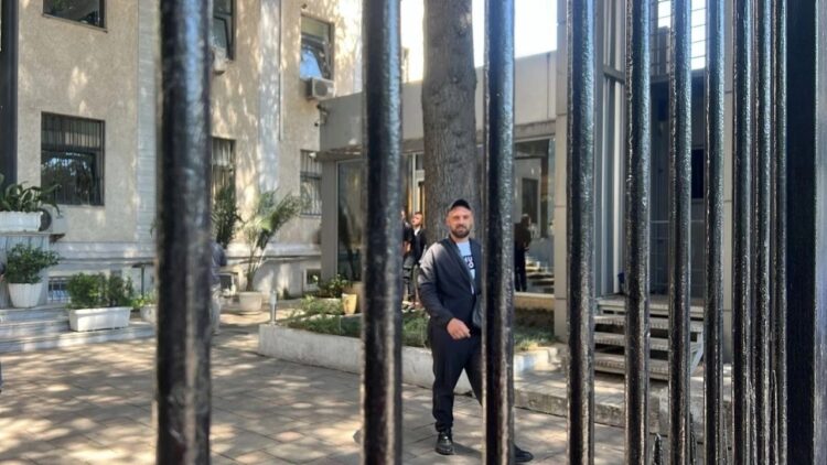 “Hyri i buzëqeshur”/ Arrazi lihet në burg, shpërthen në lot para togave të zeza