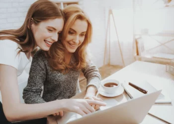 Shenjat që e konsiderojnë mamin si shoqen e tyre më të mirë