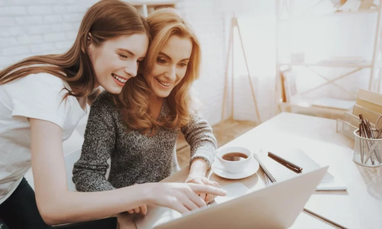 Shenjat që e konsiderojnë mamin si shoqen e tyre më të mirë