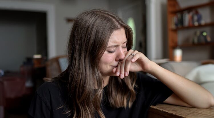 Çfarë e shkakton të qarit pa arsye?