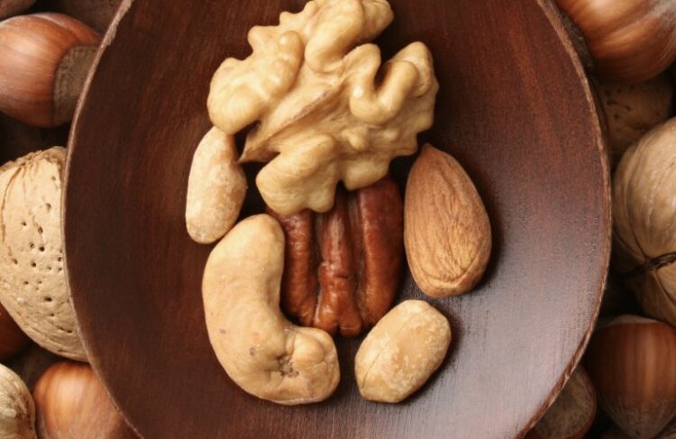 Përfitimet shëndetësore të arrave dhe arsyet pse duhet t’i hani ato