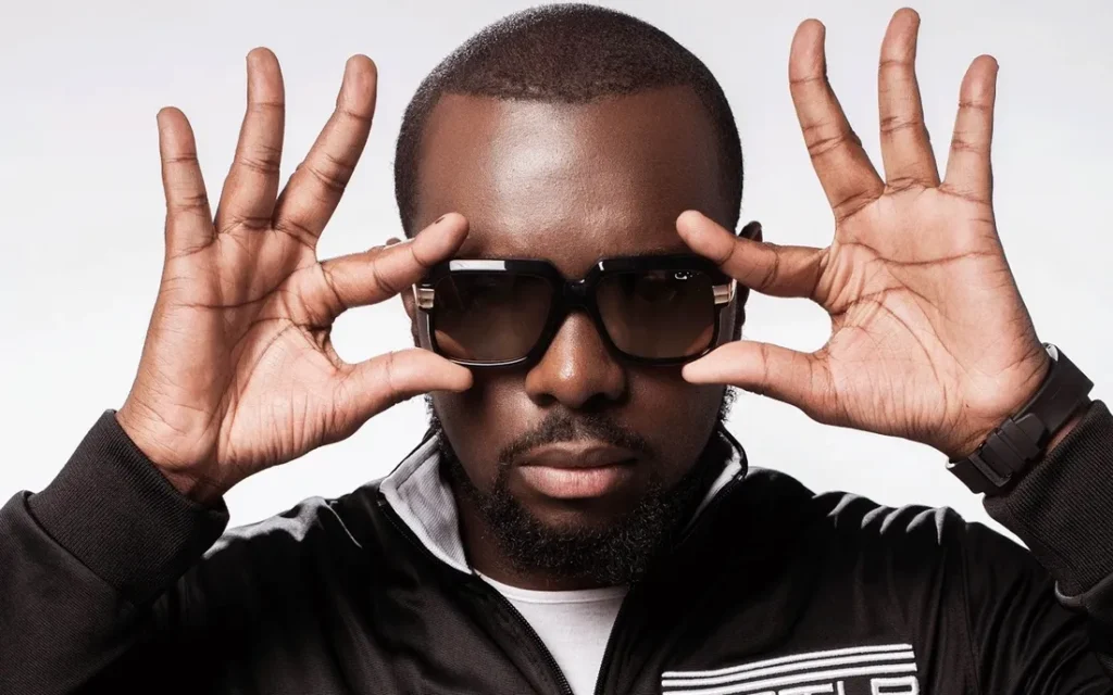 Video virale në rrjet- Maitre Gims kërcen me flamurin kuq e zi në sfond