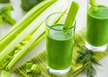 A është lëngu i selinos i shëndetshëm? Gjithçka që duhet të dini