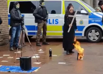 VIDEO/ Në njërën dorë kryqin, gruaja djeg Kuranin në mes të Malmos