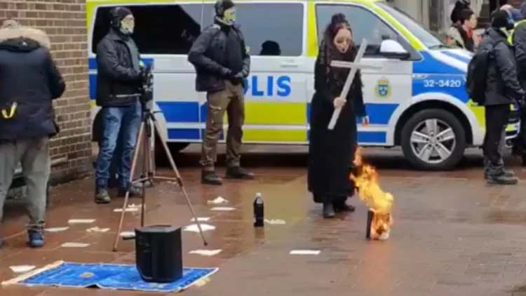 VIDEO/ Në njërën dorë kryqin, gruaja djeg Kuranin në mes të Malmos