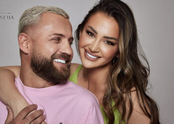 Fotografia e parë e babi Luit me bebushen Luna në krahë