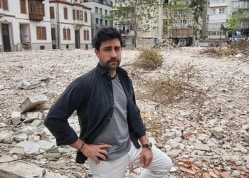 Aktori turk blen shkollën, e shkatërron për hakmarrje ndaj mësuesve të tij