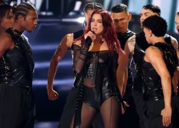 Ndryshoi koreografinë? Dua Lipa tregon incidentin me grupin e balerinëve