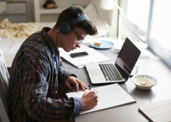 Muzika dhe përqëndrimi në studime, a shkojnë bashkë?