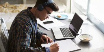 Muzika dhe përqëndrimi në studime, a shkojnë bashkë?