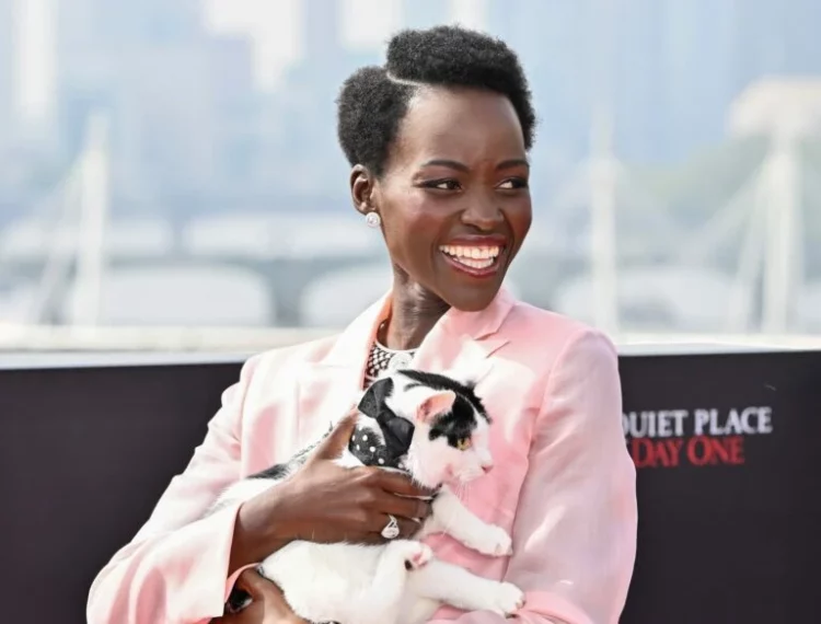 Foto/ Aktorja e njohur shfaqet me një mace në tapetin e kuq