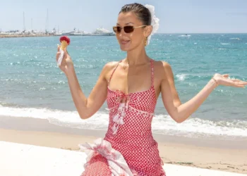 Veshi shaminë “Kiffiyeh” si fustan, Bella Hadid shpjegon kuptimin pas dizajnit