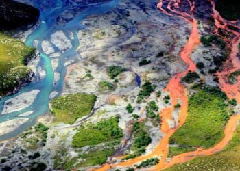 Fenomeni i rrallë, pse lumenjtë dhe përrenjtë në Alaskë po kthehen portokalli?