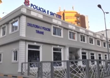 E rëndë në Tiranë! Burri qëllon gruan me thikë në qafë dhe trup