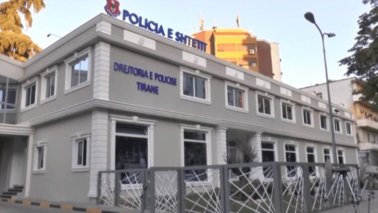 E rëndë në Tiranë! Burri qëllon gruan me thikë në qafë dhe trup
