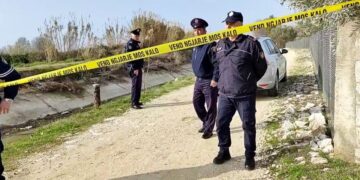 E rëndë në Lushnjë! Pas sherrit, babai plagos me thikë djalin