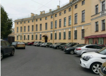 I riu rus i vë flakën vetes para zyrave të rekrutimit të ushtarëve ukrainas