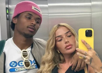 Të pandarë/ Loredana në stadium sot, tifo për Adeyemin