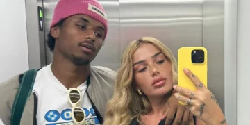 Të pandarë/ Loredana në stadium sot, tifo për Adeyemin