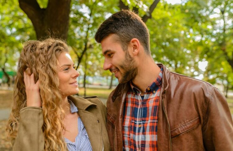 A e dinit? Ky është ndryshimi midis flirtimit dhe ngacmimit të një vajze