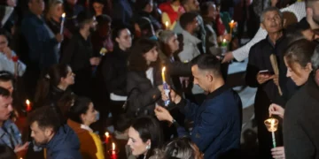 Besimtarët ortodoksë në të gjithë vendin kremtojnë Pashkën