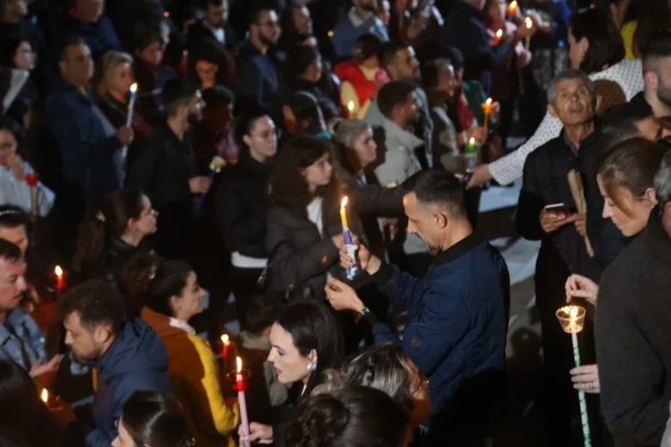 Besimtarët ortodoksë në të gjithë vendin kremtojnë Pashkën