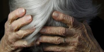 Pamje të rënda/ Djali dhunon nënën në Allias, i shkul flokët dhe e shtyn