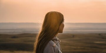 A është e sigurt për vajzat adoleshente të udhëtojnë vetëm në Evropë?