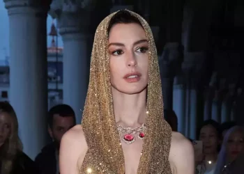 Anne Hathaway skuqet nga turpi tek Jimmy Fallon, çfarë e sikletosi aktoren?