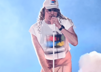 Një ‘mal’ me kritika për Eurovision 2024, këngëtari në skenë me të mbathura