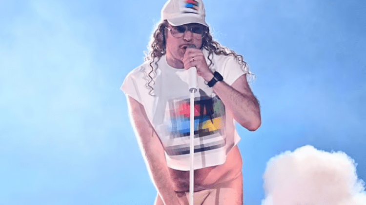 Një ‘mal’ me kritika për Eurovision 2024, këngëtari në skenë me të mbathura