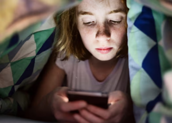 Franca propozon ndalimin e përdorimit të celularëve nga fëmijët nën 13 vjeç