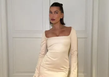 Hailey pozon me barkun e rrumbullakosur, pasi zbuloi shtatzëninë e saj