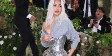 Të gjithë u shokuan nga veshja e saj në Met Gala, fotot e Kim bëjnë ‘namin’