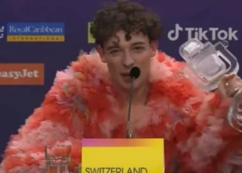 Fitoi ‘Eurovision-in’, momenti kur këngëtari rrëzohet dhe thyen trofeun