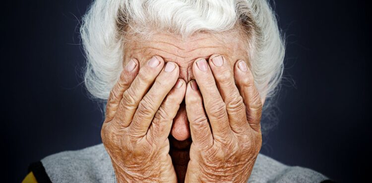 Dhunoi barbarisht nënën e moshuar, policia vë në pranga burrin në Allias