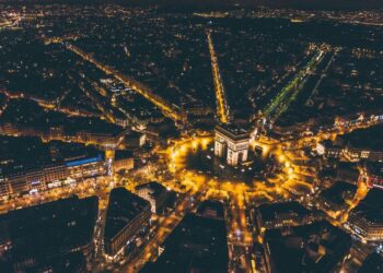 E dinit?! Ja pse Parisi njihet si “Qyteti i Dritës”